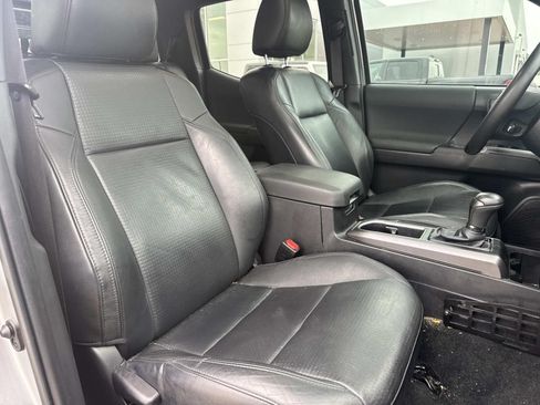 Used 2023 Toyota Tacoma TRD Off-Road w/ TRD Premium Off Road Package AWD/4WD image 12