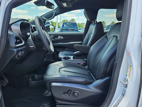 Used 2025 Chrysler Pacifica Select FWD image 14