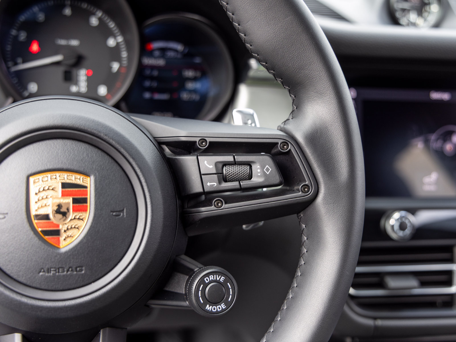 Used 2026 Porsche Macan AWD/4WD image 37