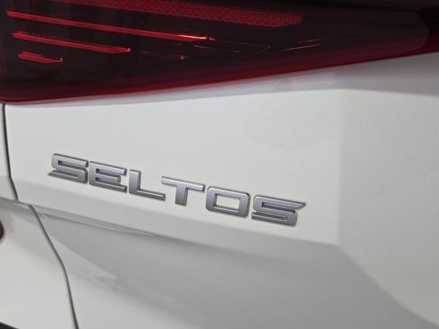 Used 2022 Kia Seltos EX image 32