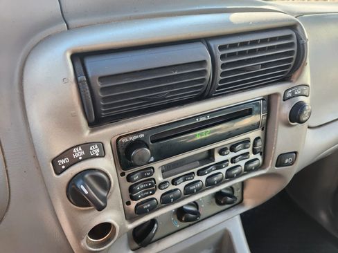 Used 2003 Ford Explorer Sport Trac XLS image 25