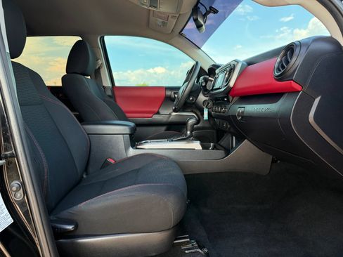 Used 2017 Toyota Tacoma SR5 AWD/4WD image 15