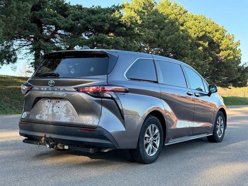 Used 2021 Toyota Sienna XLE FWD image 3
