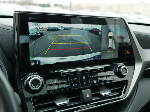 Used 2022 Toyota Highlander Platinum image 17