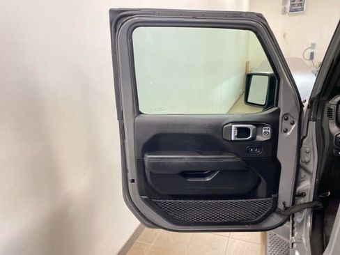 Used 2022 Jeep Wrangler Unlimited Sahara w/ Cold Weather Group image 17