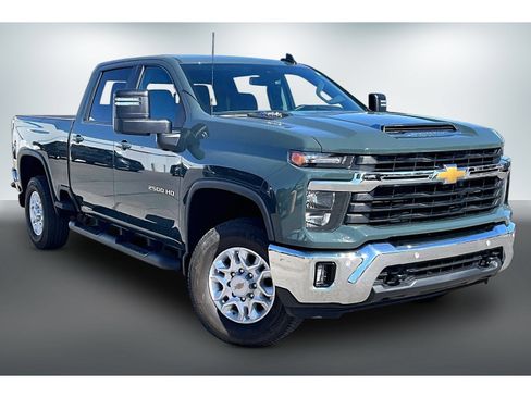 Used 2025 Chevrolet Silverado 2500 LT w/ Safety Package AWD/4WD image 3