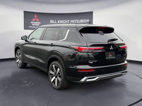 Used 2025 Mitsubishi Outlander SE AWD/4WD image 3