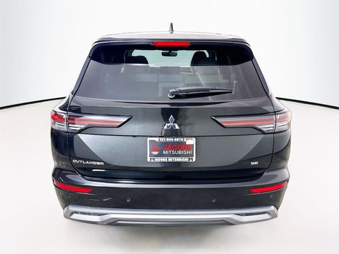Used 2025 Mitsubishi Outlander SE image 6