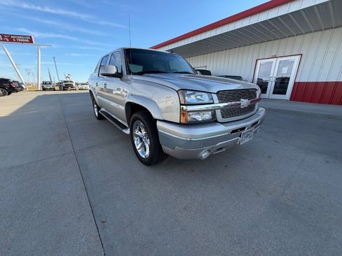 Used 2006 Chevrolet Avalanche Z71 w/ Sun And Sound Package image 2