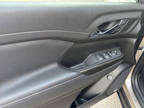 Used 2023 GMC Acadia SLT image 11