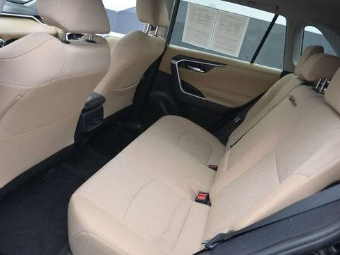 Used 2020 Toyota RAV4 XLE w/ Convenience Package FWD image 19