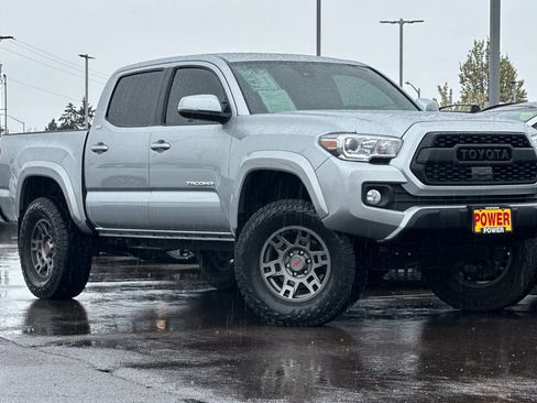 Used 2022 Toyota Tacoma SR5 w/ Technology Package image 2