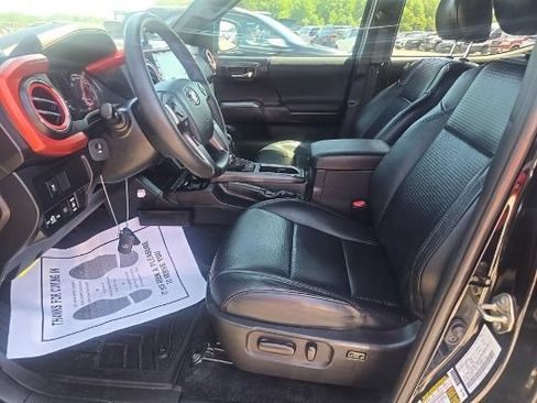 Used 2020 Toyota Tacoma TRD Off-Road w/ TRD Premium Off Road Package AWD/4WD image 9