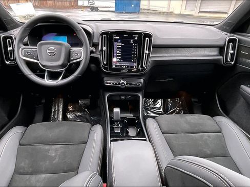 Used 2023 Volvo XC40 Recharge Ultimate image 18