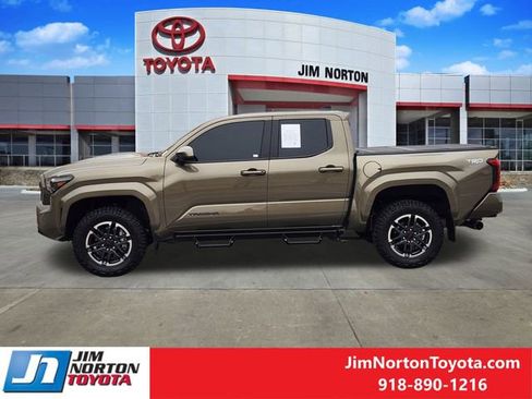 Used 2025 Toyota Tacoma TRD Sport image 5