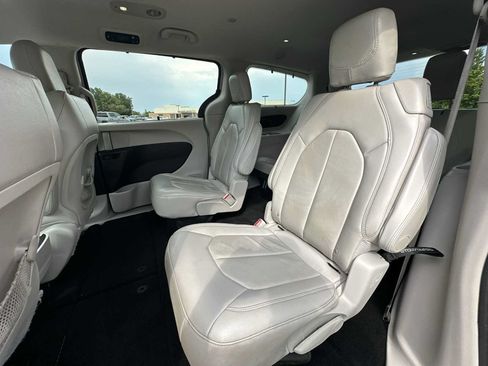 Used 2017 Chrysler Pacifica Touring-L FWD image 21