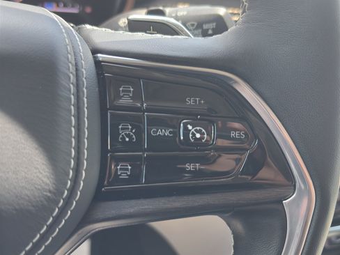 Used 2022 Jeep Grand Cherokee L Overland w/ Luxury Tech Group IV AWD/4WD image 25