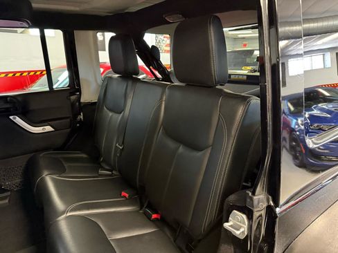 Used 2015 Jeep Wrangler Unlimited Sahara w/ Dual Top Group AWD/4WD image 31