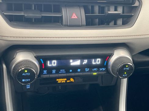 Used 2021 Toyota RAV4 XLE AWD/4WD image 19