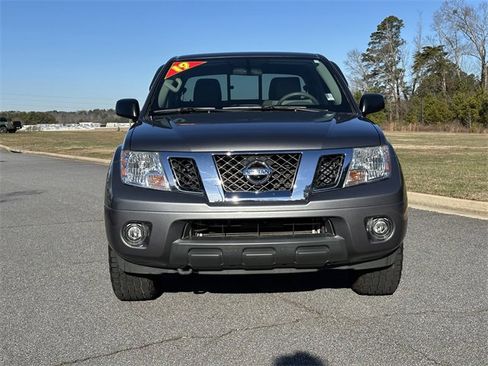 Used 2019 Nissan Frontier SV image 2