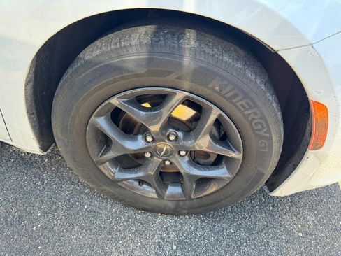 Used 2018 Chrysler Pacifica Touring-L Plus FWD image 6