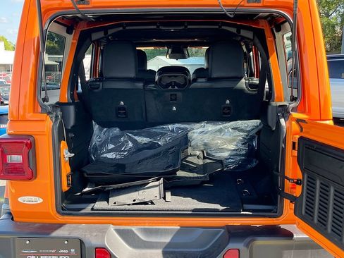 Used 2025 Jeep Wrangler Sahara image 25