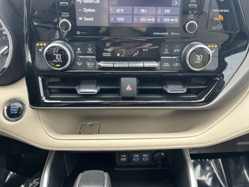 Used 2022 Toyota Highlander XLE image 36