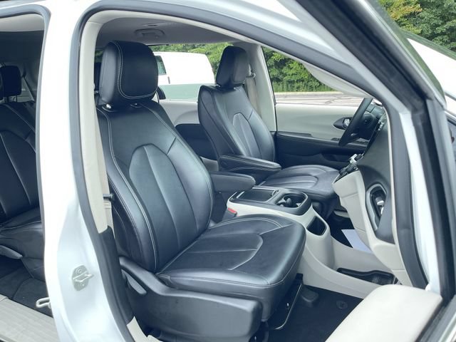 Used 2024 Chrysler Pacifica Touring-L FWD image 26