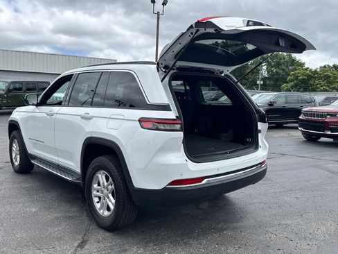 Used 2024 Jeep Grand Cherokee Laredo AWD/4WD image 17