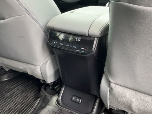 Used 2024 Toyota Highlander XLE FWD image 22