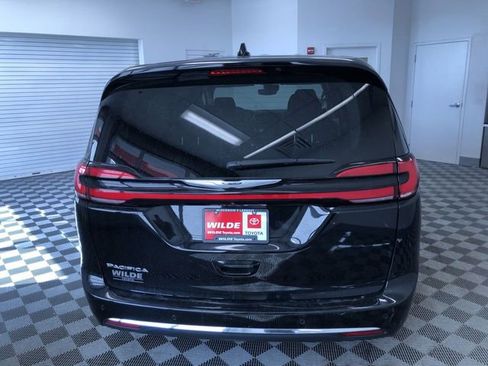 Used 2024 Chrysler Pacifica Touring-L image 14