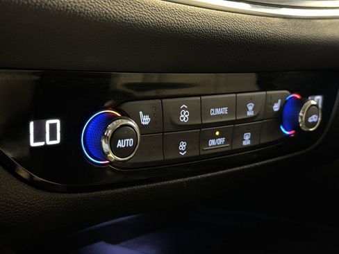 Used 2018 Buick Enclave Essence image 19