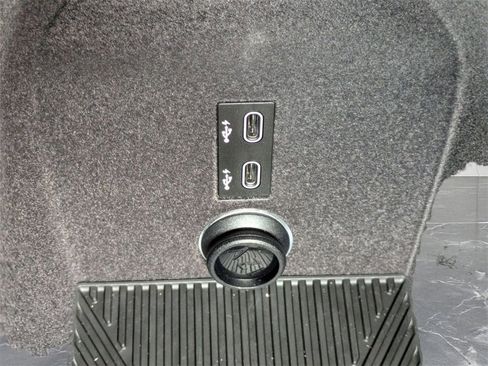 Used 2023 BMW i7 xDrive60 image 30