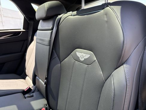 Used 2024 Bentley Bentayga image 16