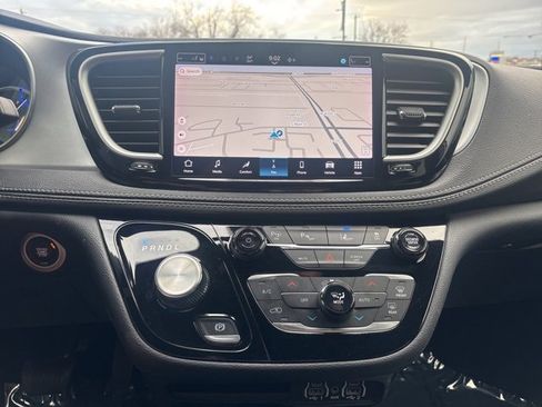 Used 2024 Chrysler Pacifica Select image 27