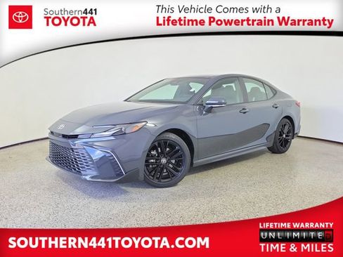 Used 2025 Toyota Camry SE FWD image 1