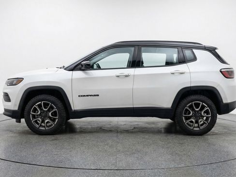 Used 2025 Jeep Compass Trailhawk image 5
