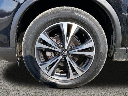 Used 2019 Nissan Rogue SV w/ Sun & Sound Touring Package image 9