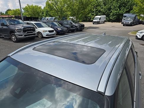 Used 2024 Toyota Highlander XLE FWD image 13