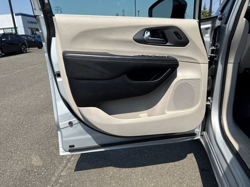 Used 2024 Chrysler Pacifica Touring-L FWD image 17