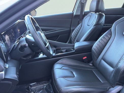 Used 2025 Hyundai Elantra Limited FWD image 5