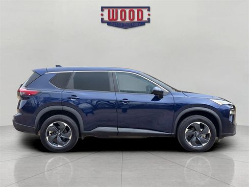 Used 2024 Nissan Rogue SV image 2