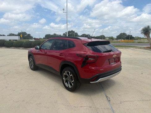 Used 2026 Chevrolet Trax LT w/ LT Convenience Package FWD image 11