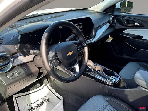 Used 2025 Chevrolet Trax LT w/ Sunroof Package FWD image 14