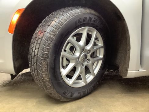 Used 2024 Chrysler Pacifica Touring-L image 27