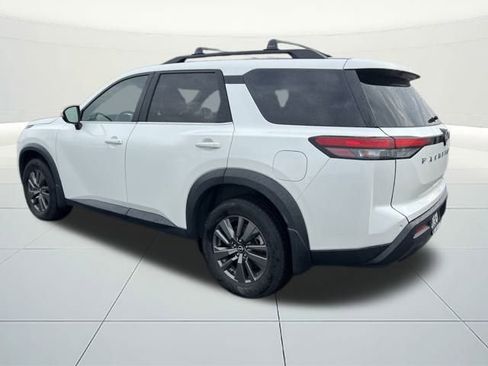Used 2022 Nissan Pathfinder SV image 3
