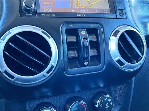 Used 2014 Jeep Wrangler Unlimited Rubicon w/ Connectivity Group AWD/4WD image 29