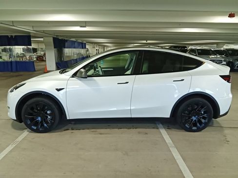 Used 2024 Tesla Model Y Long Range RWD image 8