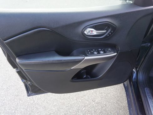 Used 2019 Jeep Cherokee Limited image 11