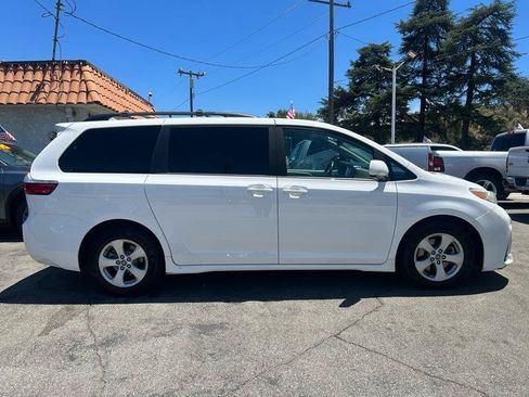 Used 2019 Toyota Sienna LE w/ Carpet Mat Package FWD image 3